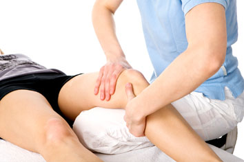 Fisioterapeuta realizando terapia manual a paciente con gonartrosis de rodilla