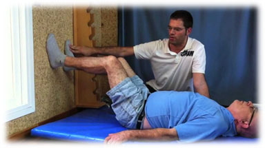 Terapeuta dando indicaciones a paciente en su terapia 